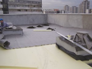 Dachy odwr��cone - Odprowadzenia  wody z tarasów o nawierzchni z płytek gresowych. 