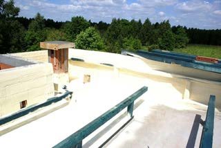Ocieplenia dach��w p��askich - Systemy natryskowej pianki poliuretanowej - niezawodna izolacja dachów płaskich